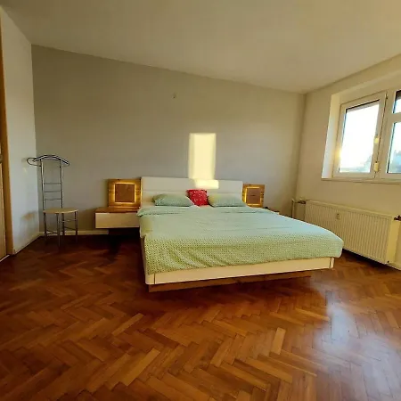 1-bedroom Floor In Heart Of Old Town *